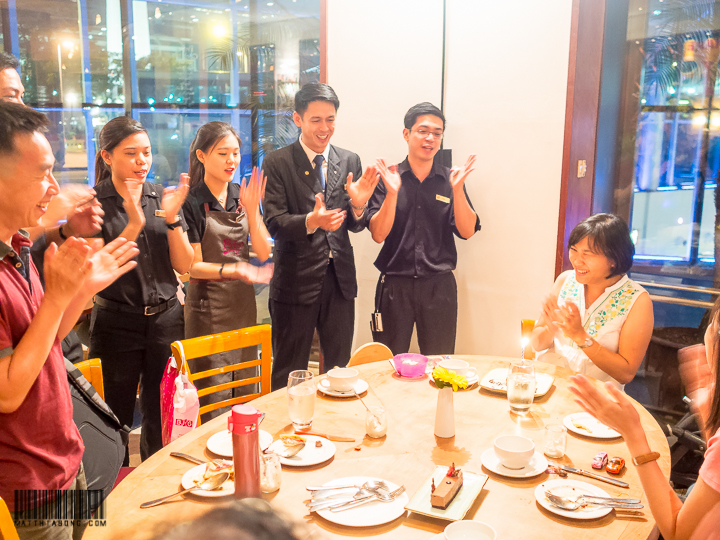 Restaurant crew singing song for da yi!